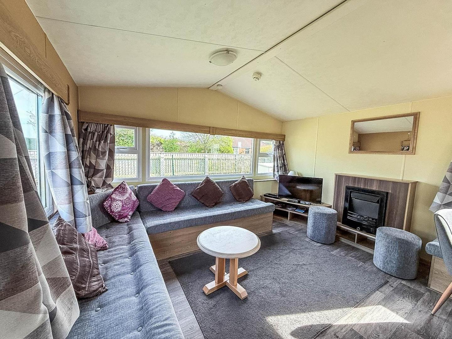 Lovely 6 Berth Caravan At Sunnydale Holiday Park Ref 35375S Louth  Exterior photo