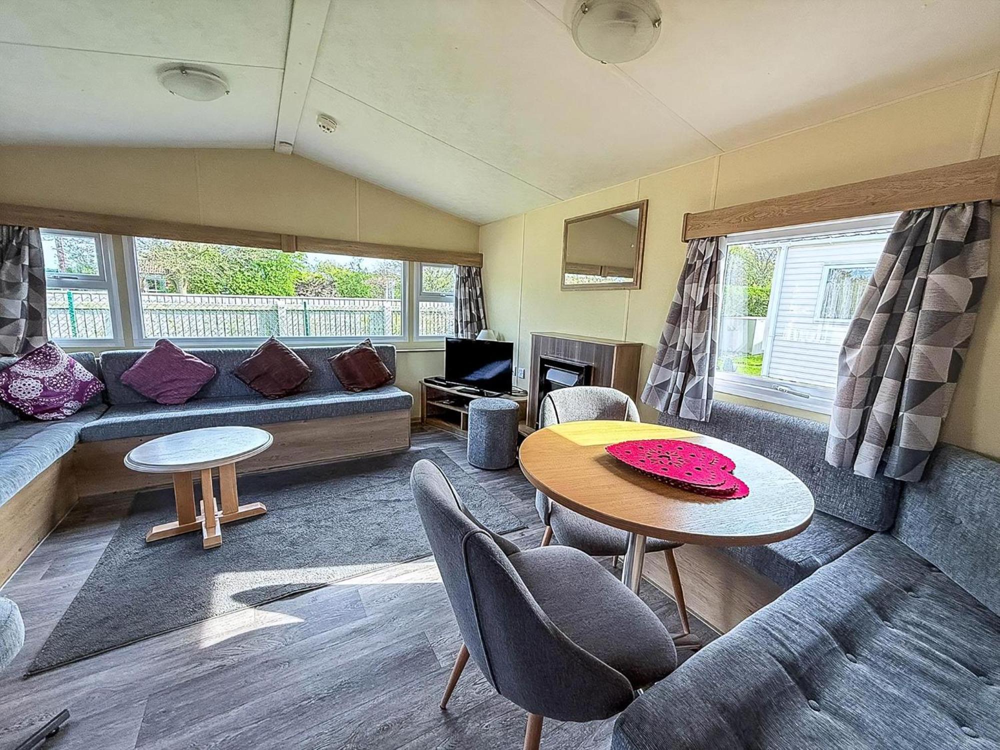 Lovely 6 Berth Caravan At Sunnydale Holiday Park Ref 35375S Louth  Exterior photo